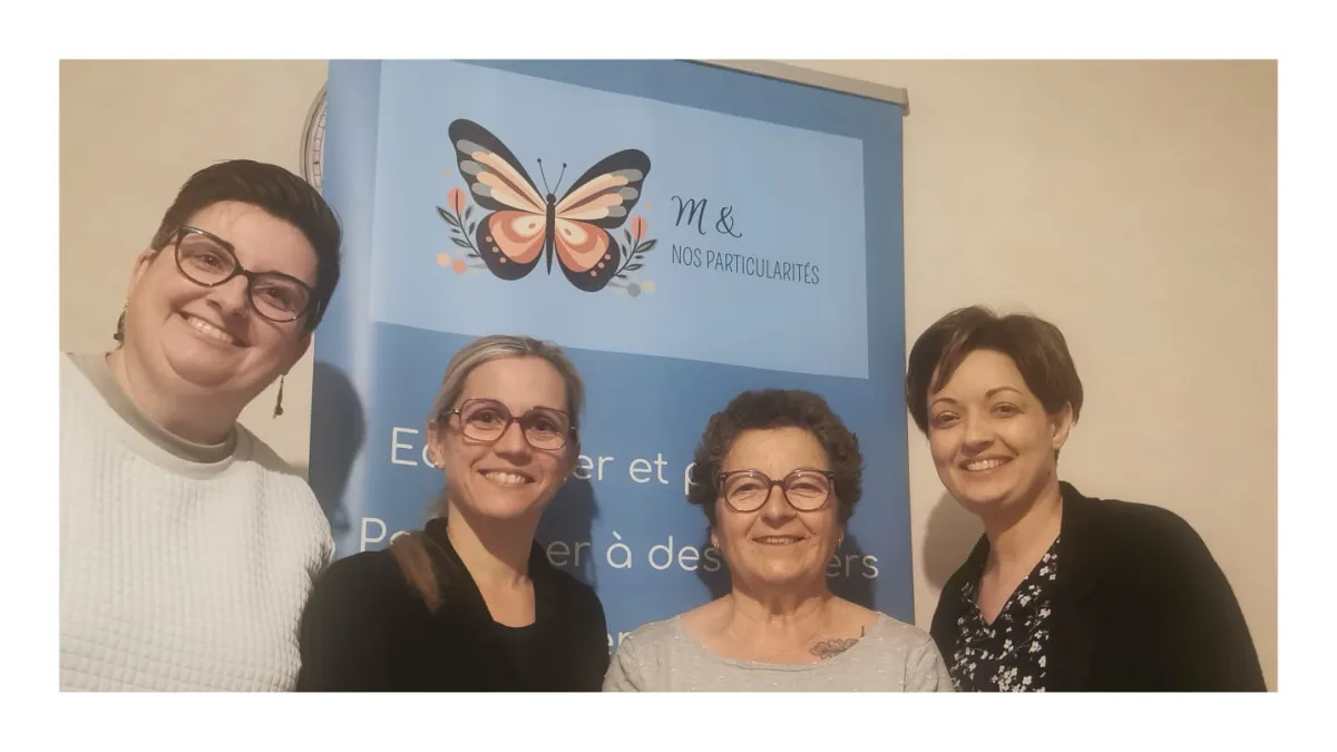 L'équipe de M& nos particularités devant le kakemono de l'association