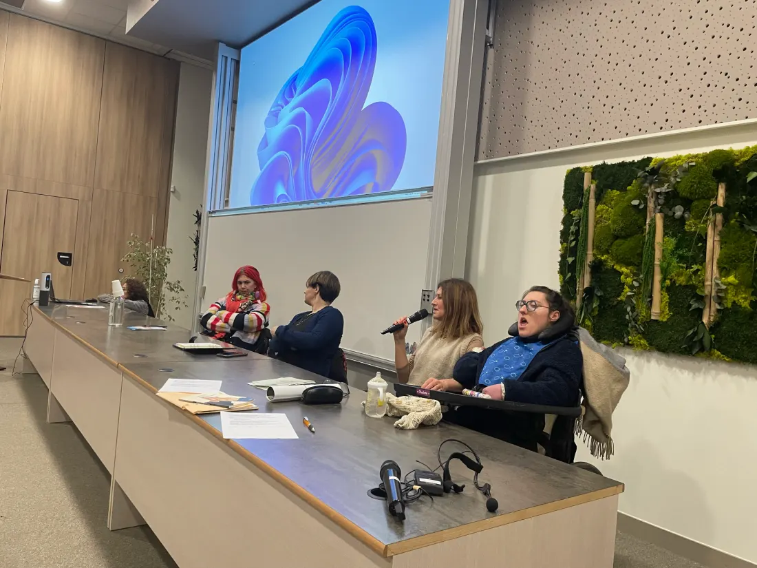 Table ronde avec plusieurs intervenantes dont Charlotte